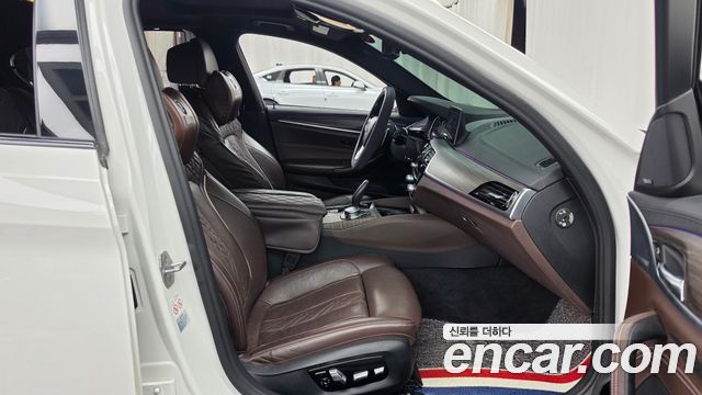 BMW 5-Series 2018 — photo 16