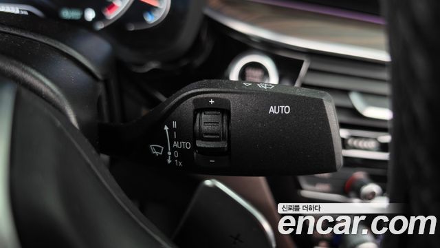 BMW 5-Series 2018 — photo 28