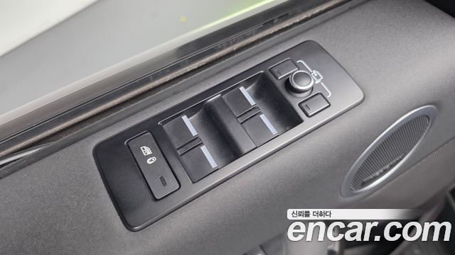 Land Rover Discovery 2018 — photo 34