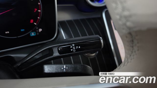 Mercedes-Benz C-Class 2025 — photo 12