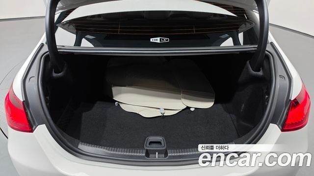 Mercedes-Benz C-Class 2025 — photo 24