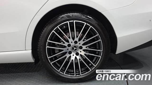 Mercedes-Benz C-Class 2025 — photo 7
