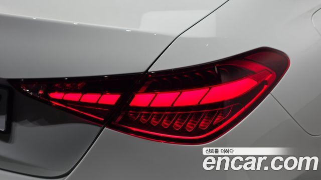 Mercedes-Benz C-Class 2025 — photo 9