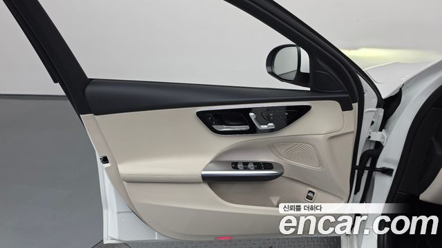 Mercedes-Benz C-Class 2025 — photo 14