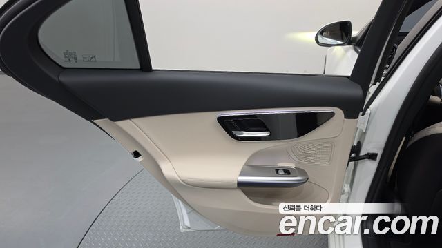 Mercedes-Benz C-Class 2025 — photo 15