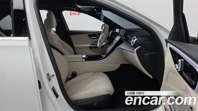 Mercedes-Benz C-Class 2025 — photo 16