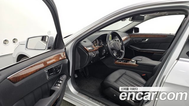 Mercedes-Benz E-Class 2012 — photo 13