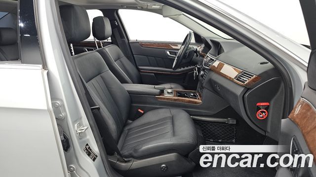 Mercedes-Benz E-Class 2012 — photo 17