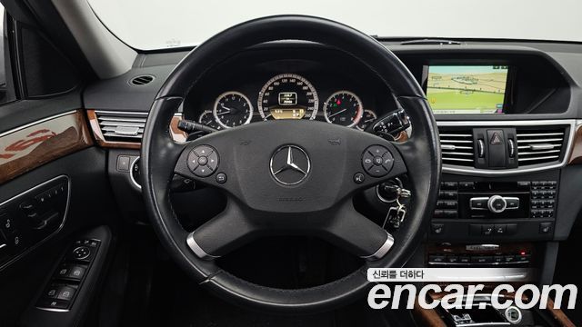 Mercedes-Benz E-Class 2012 — photo 19