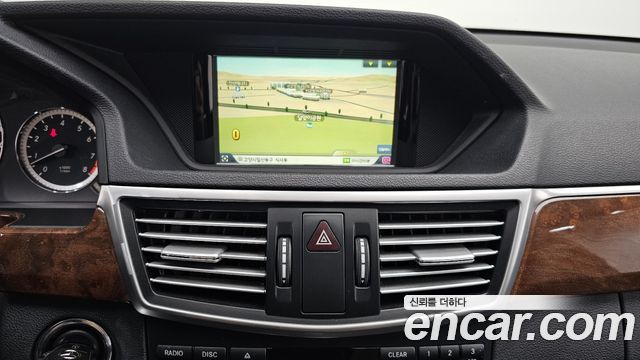 Mercedes-Benz E-Class 2012 — photo 20