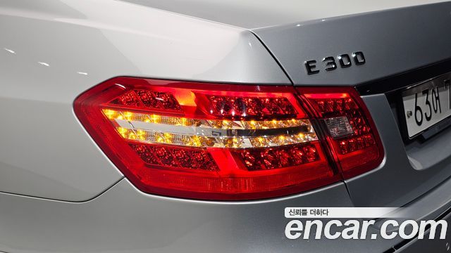 Mercedes-Benz E-Class 2012 — photo 9