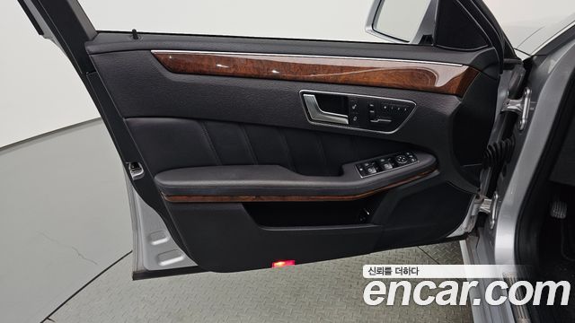 Mercedes-Benz E-Class 2012 — photo 14