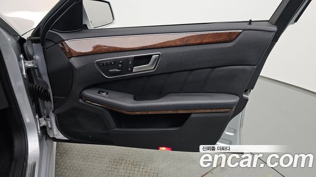 Mercedes-Benz E-Class 2012 — photo 15