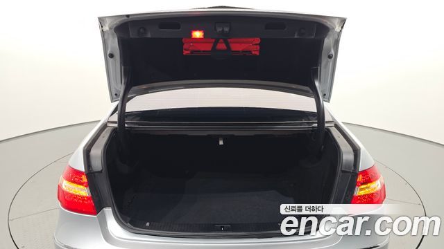 Mercedes-Benz E-Class 2012 — photo 30