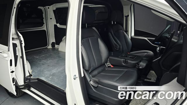 Hyundai Staria 2025 — photo 23