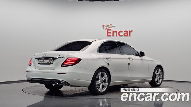 Mercedes-Benz E-Class 2017 — photo 2