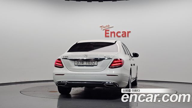 Mercedes-Benz E-Class 2017 — photo 4
