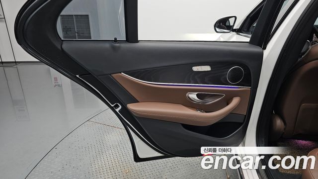 Mercedes-Benz E-Class 2017 — photo 15