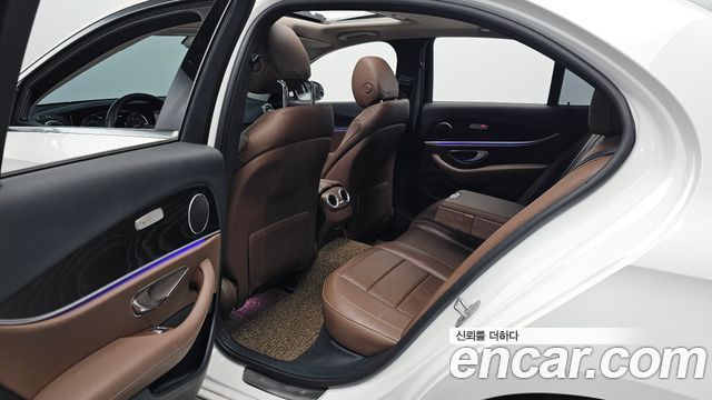Mercedes-Benz E-Class 2017 — photo 16