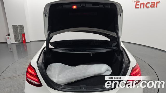 Mercedes-Benz E-Class 2017 — photo 33