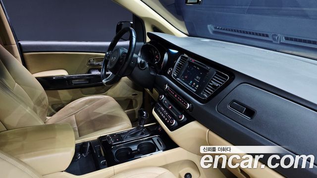 Kia Canival 2016 — photo 26