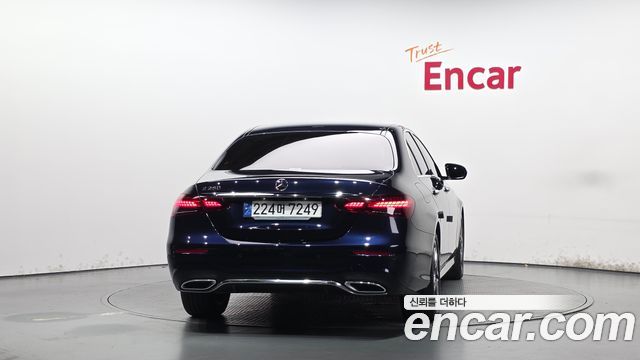Mercedes-Benz E-Class 2023 — photo 4