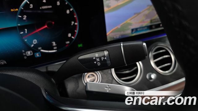 Mercedes-Benz E-Class 2023 — photo 12