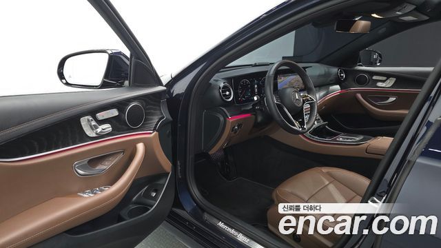 Mercedes-Benz E-Class 2023 — photo 13