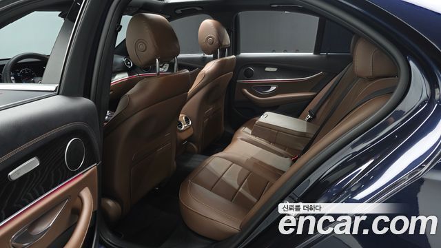 Mercedes-Benz E-Class 2023 — photo 17