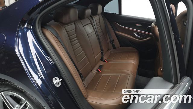 Mercedes-Benz E-Class 2023 — photo 18