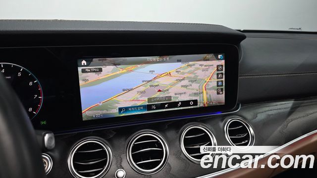 Mercedes-Benz E-Class 2023 — photo 21