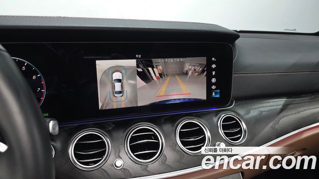 Mercedes-Benz E-Class 2023 — photo 22
