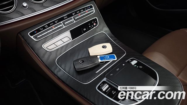 Mercedes-Benz E-Class 2023 — photo 23