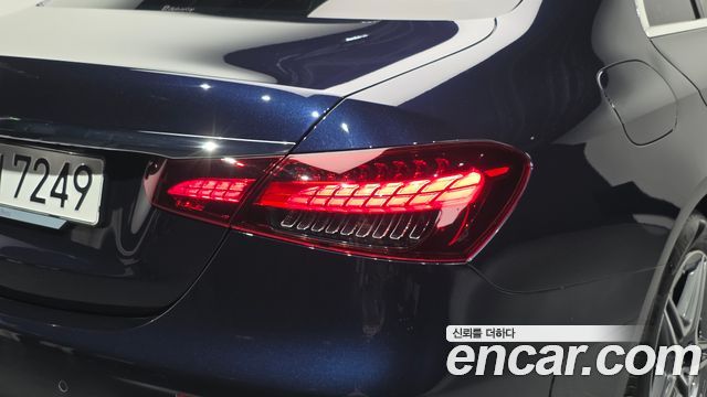 Mercedes-Benz E-Class 2023 — photo 9
