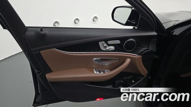 Mercedes-Benz E-Class 2023 — photo 14
