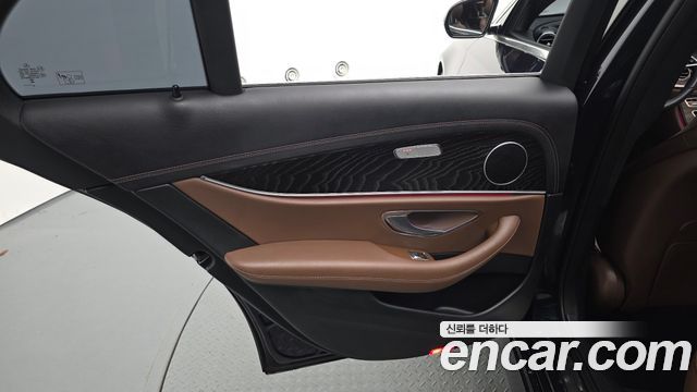 Mercedes-Benz E-Class 2023 — photo 15