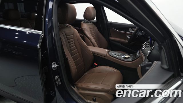 Mercedes-Benz E-Class 2023 — photo 16