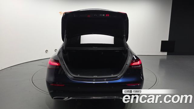 Mercedes-Benz E-Class 2023 — photo 28
