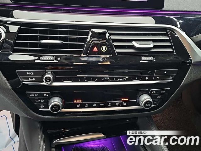 BMW 5-Series 2019 — photo 10