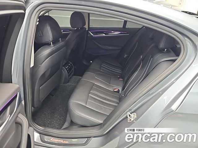 BMW 5-Series 2019 — photo 12
