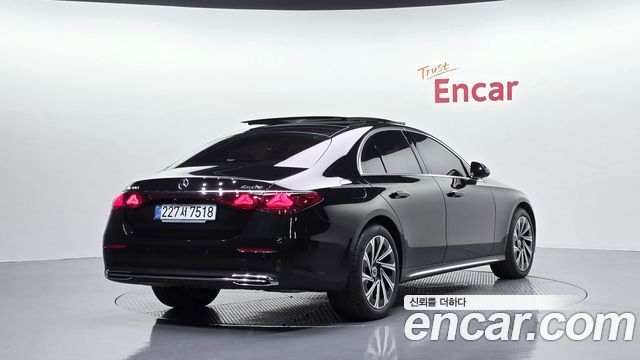 Mercedes-Benz E-Class 2025 — photo 2