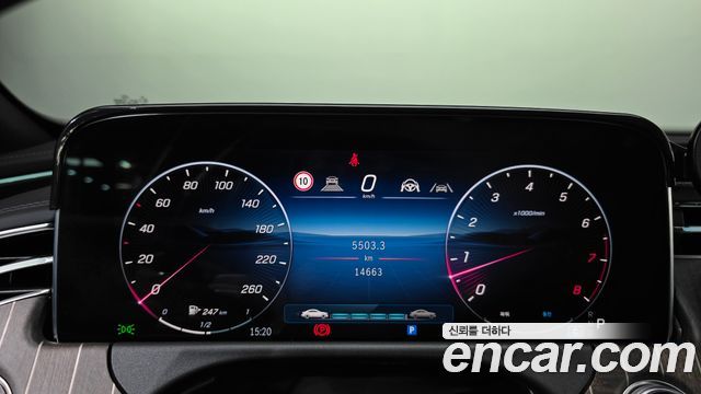 Mercedes-Benz E-Class 2025 — photo 11