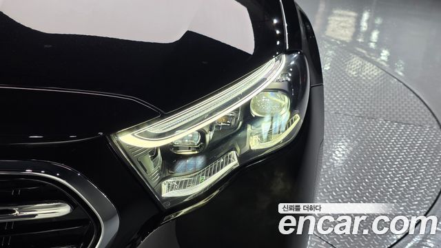 Mercedes-Benz E-Class 2025 — photo 8