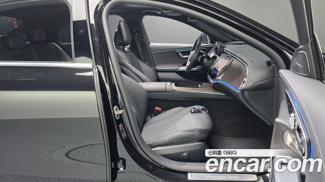 Mercedes-Benz E-Class 2025 — photo 16