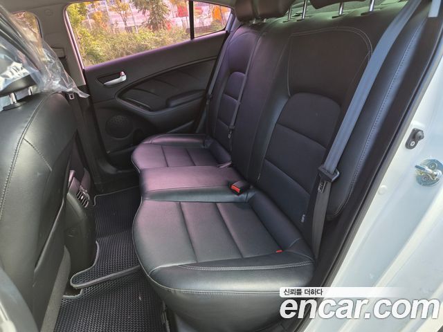 Kia K3 2015 — photo 16