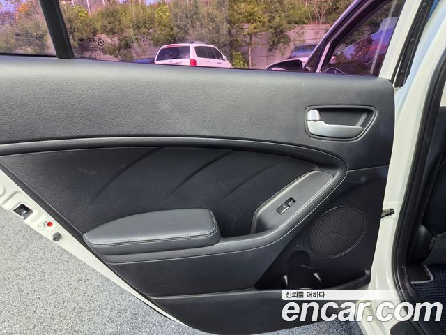 Kia K3 2015 — photo 17