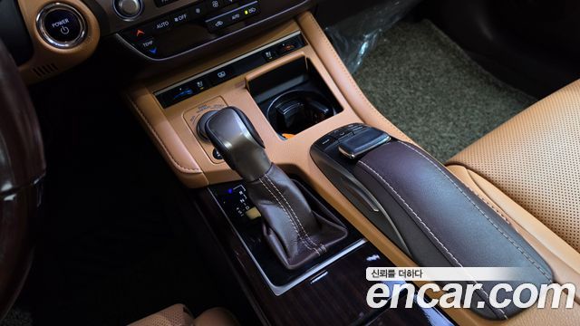 Lexus ES 2017 — photo 9