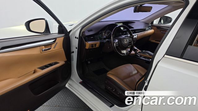 Lexus ES 2017 — photo 10