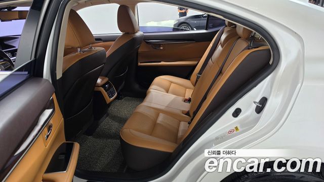 Lexus ES 2017 — photo 12