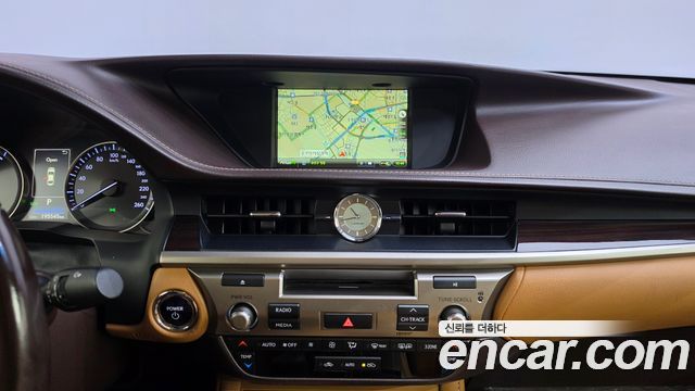 Lexus ES 2017 — photo 13
